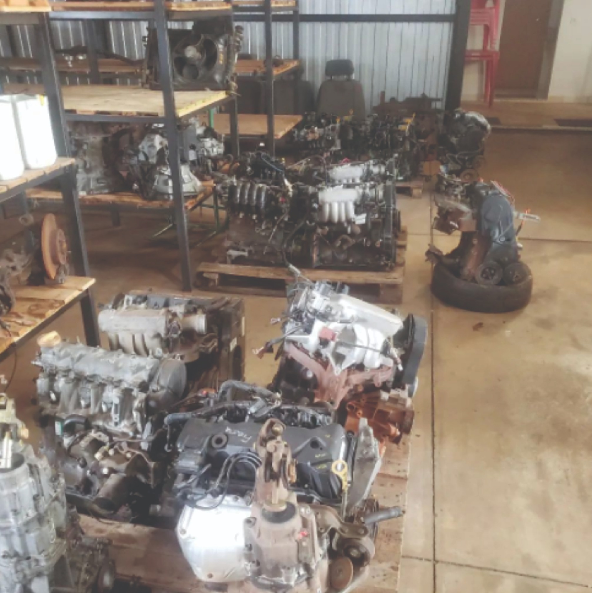 Motores usados organizados no estoque